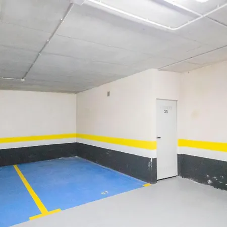 Con Garaje En شقة